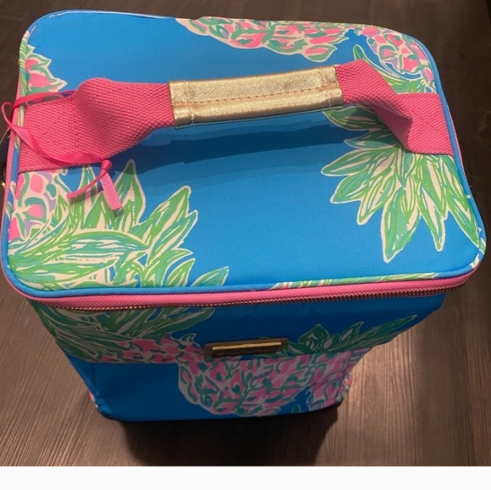Lilly Pulitzer Blue Pineapple Lunch Bag Or Wine Carrier with Pink Accents - Picture 9 of 9